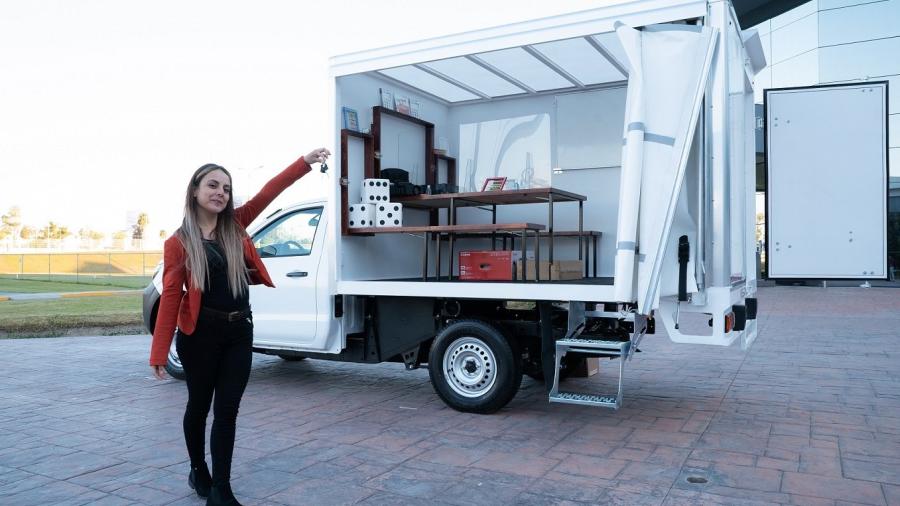 Donan camioneta a maestra que da clases "a domicilio"