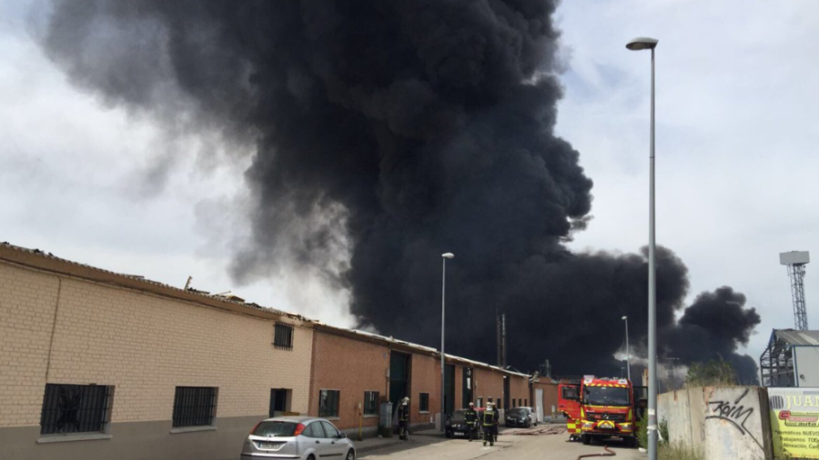 Deja al menos 15 heridos explosión en planta industrial de España