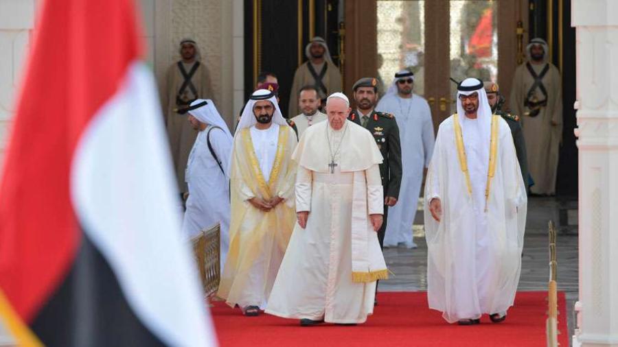Papá Francisco es recibido en Abu Dhabi