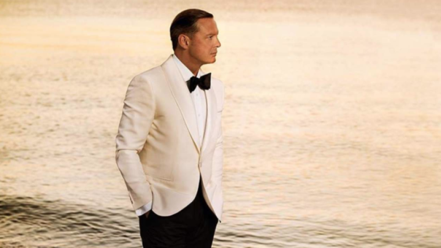 Luis Miguel reaparece con nuevo look