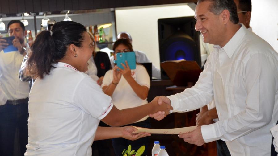 Presidente electo de Madero apadrina a egresados del Cecati 71