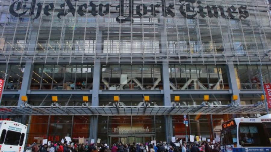 Decenas protestan en NY contra Trump y en apoyo a la prensa