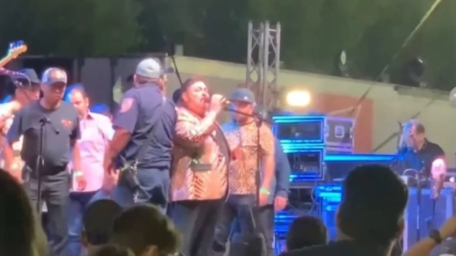 Sufre caída Ramón Ayala en pleno concierto