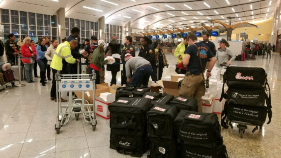 Se reanudan operaciones con lentitud en aeropuerto de Atlanta