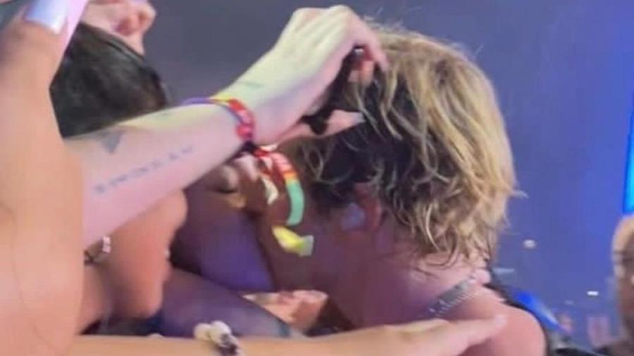 Ross Lynch besa a fan argentina en concierto