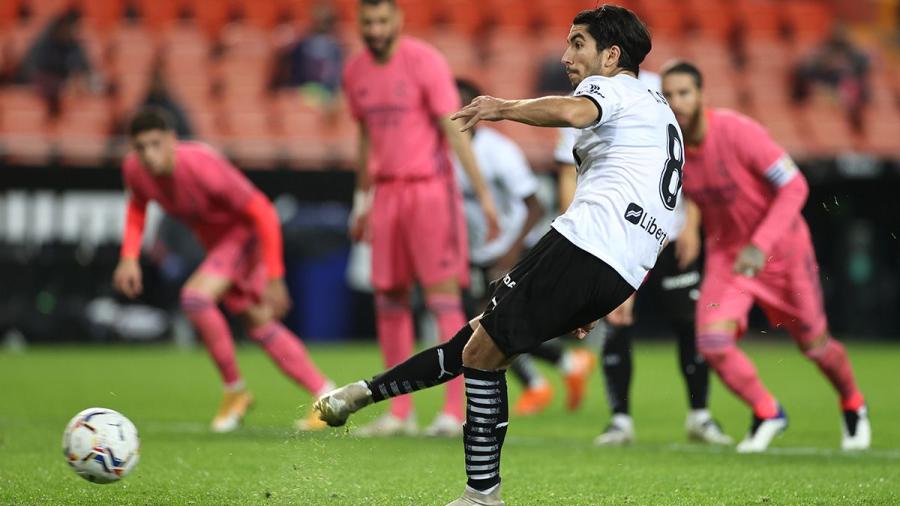 El Valencia vence al Madrid con tres penales