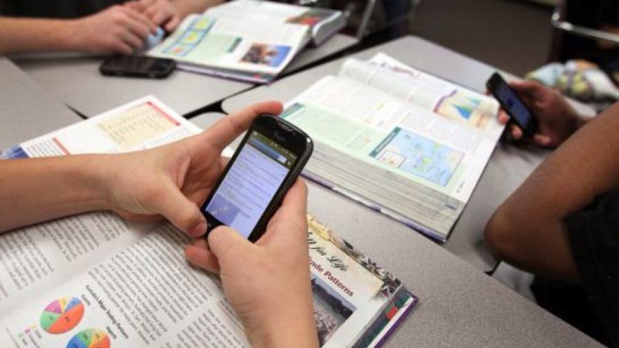 Francia prohíbe los celulares en las escuelas