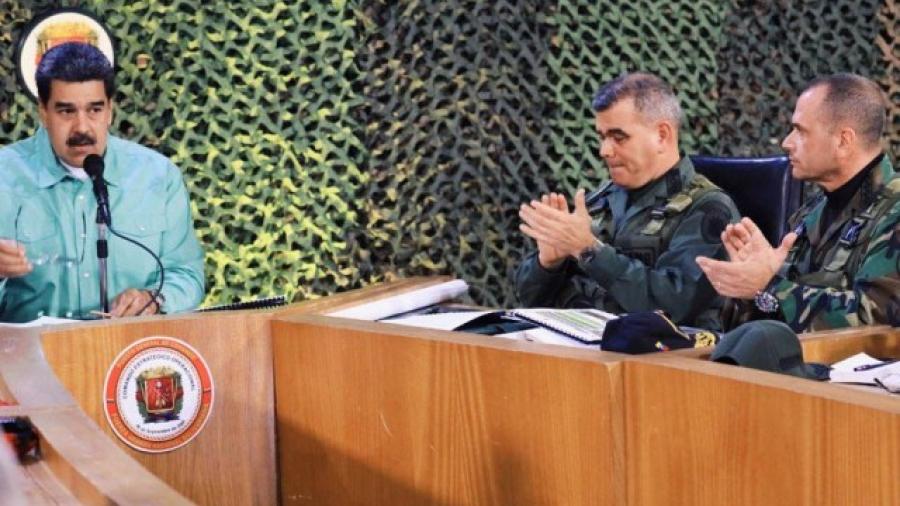 Maduro moliviza tropas a la frontera colombiana