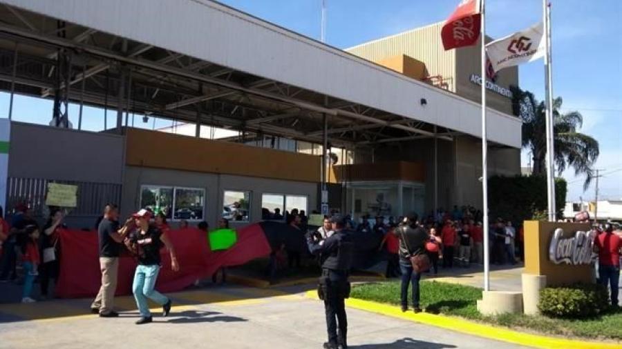Embotelladora de Coca Cola suspende operaciones en Matamoros por bloqueos