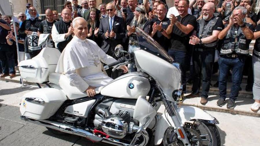 Una BMW papal: la moto de León XIV que recauda fondos para niños en África