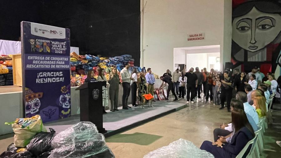 Entregan 13 toneladas de croquetas a rescatistas