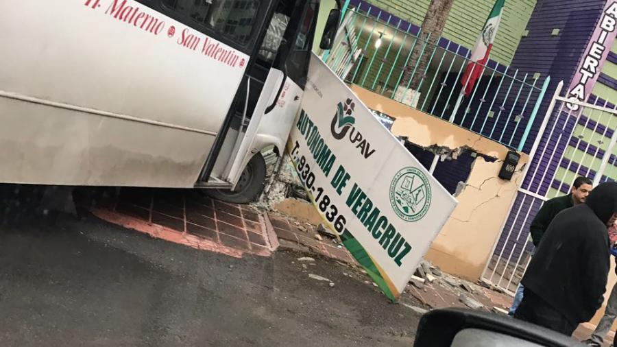 Autobús choca contra escuela en Reynosa 
