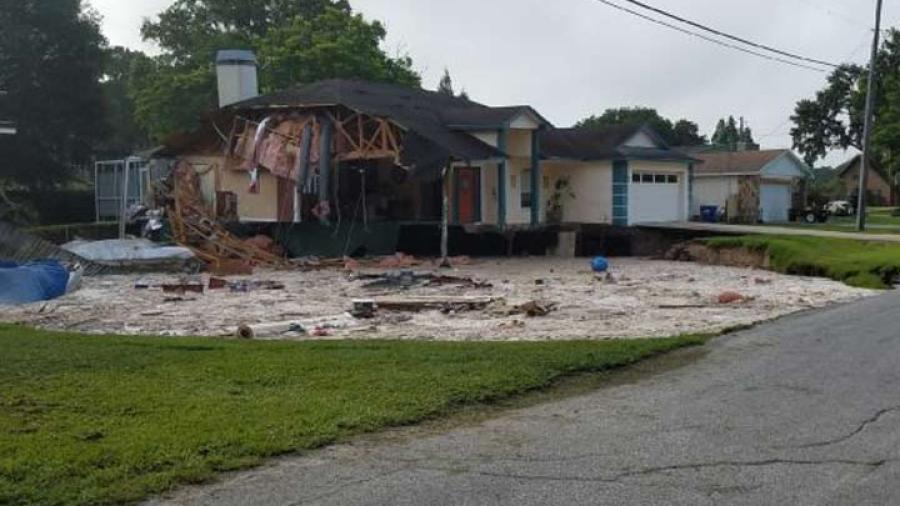 En Florida dos casas se van al fondo de un socavón