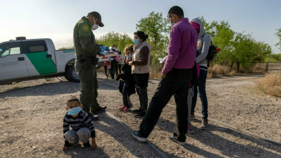 Denuncian abuso de funcionarios contra migrantes en frontera