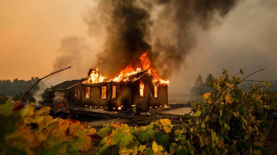 Desalojan casas por fuertes incendios en California