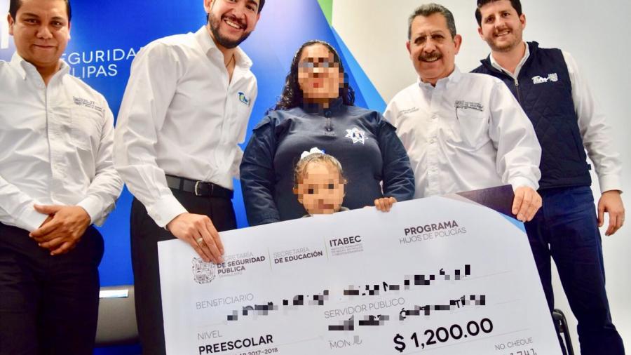 Hijos de Polic&iacute;as Estatales reciben 2do pago de becas
