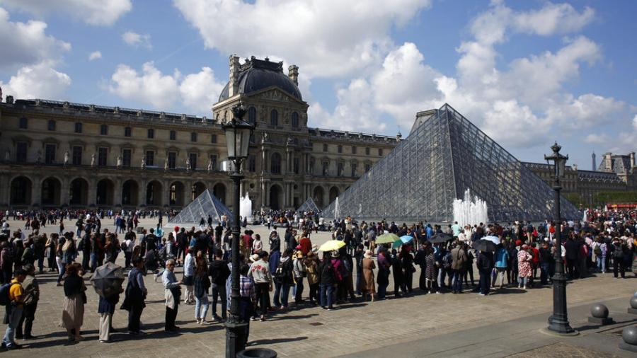 Tras paro de trabajadores, Louvre abre de nuevo sus puertas