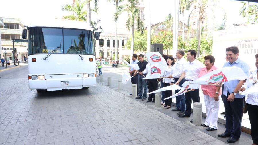 Donan Autobús de pasajeros al Ayuntamiento de Tampico