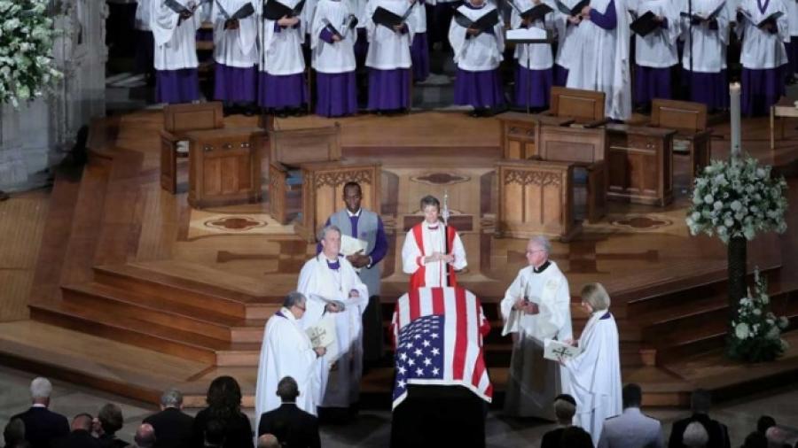 Bush y Obama honran a McCain y Trump juega golf