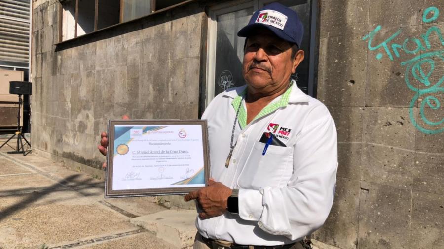 Celebran y reconocen a labor del cartero 