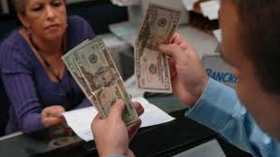 Se vende el dólar en $17.70 en promedio en casas de cambio
