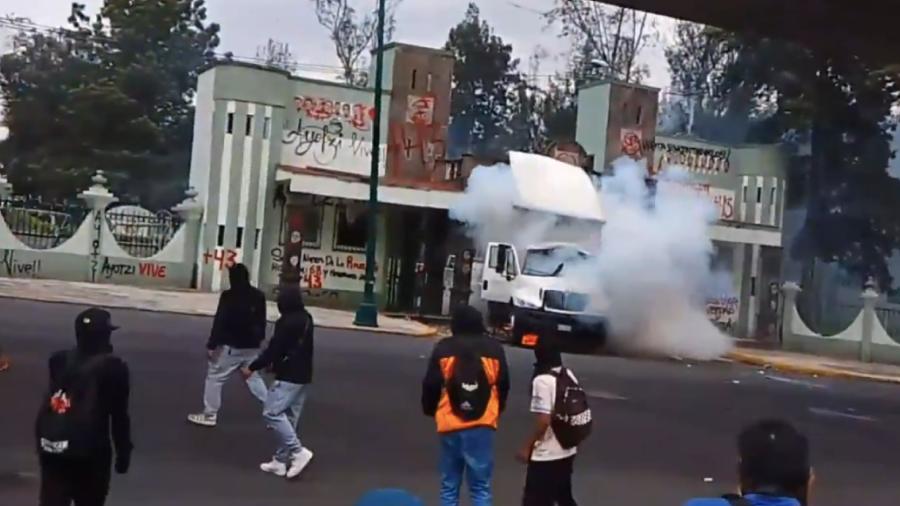Protesta por Ayotzinapa: derriban e incendian camión en acceso del Campo Militar 1