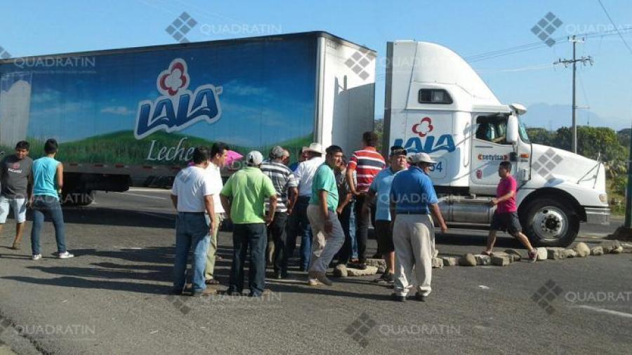 Productores de caña bloquean carretera en Chiapas por aumento a costos de gasolina
