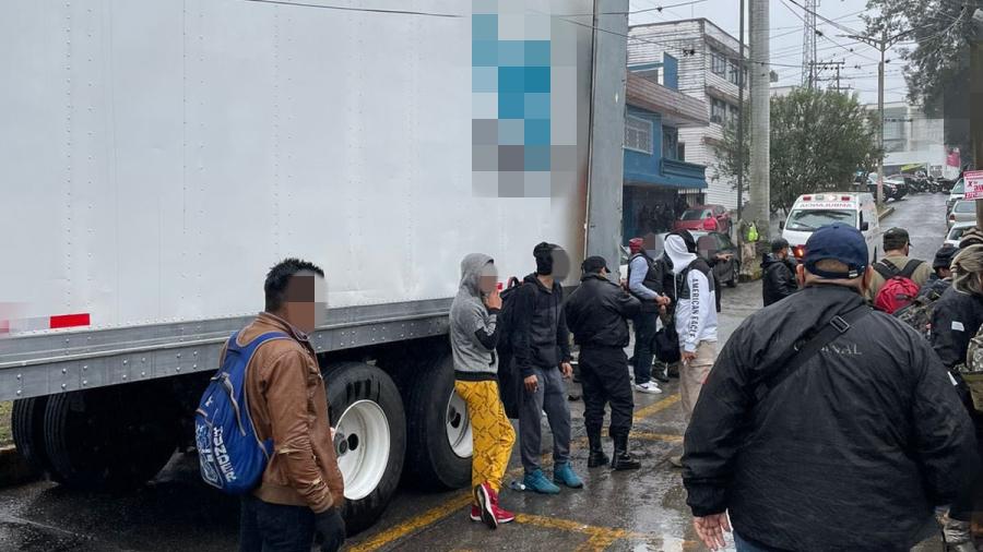 El INM interceptan a más de 300 migrantes hacinados en un tráiler en Veracruz 
