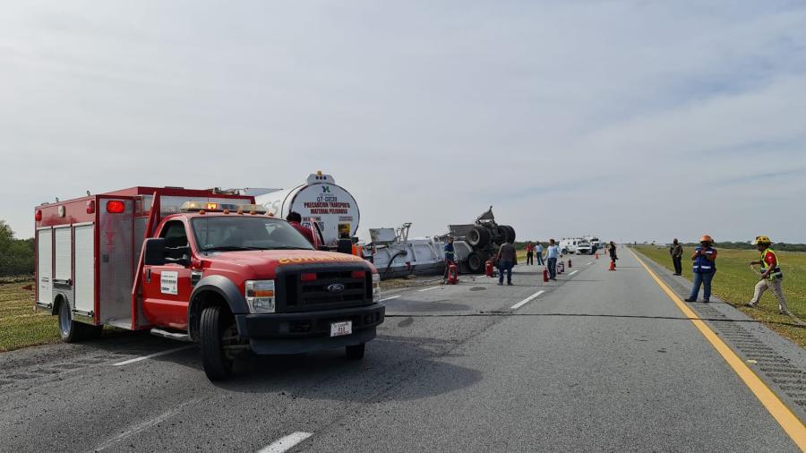 Se registra volcadura de tráiler que transportaba combustible en la autopista Monterrey-Reynosa