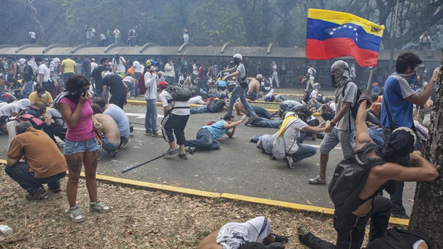 Muere manifestante incinerado durante protestas en Venezuela