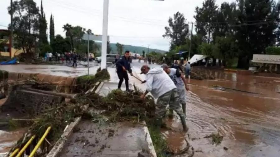 Un muerto y cuatro desaparecidos tras tromba en Michoacán