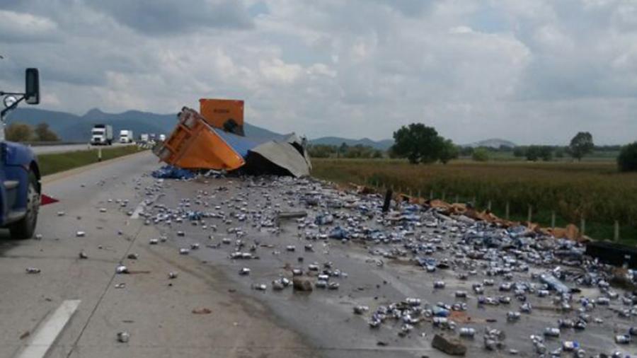 Vuelca tráiler con cervezas, vecinos roban la carga