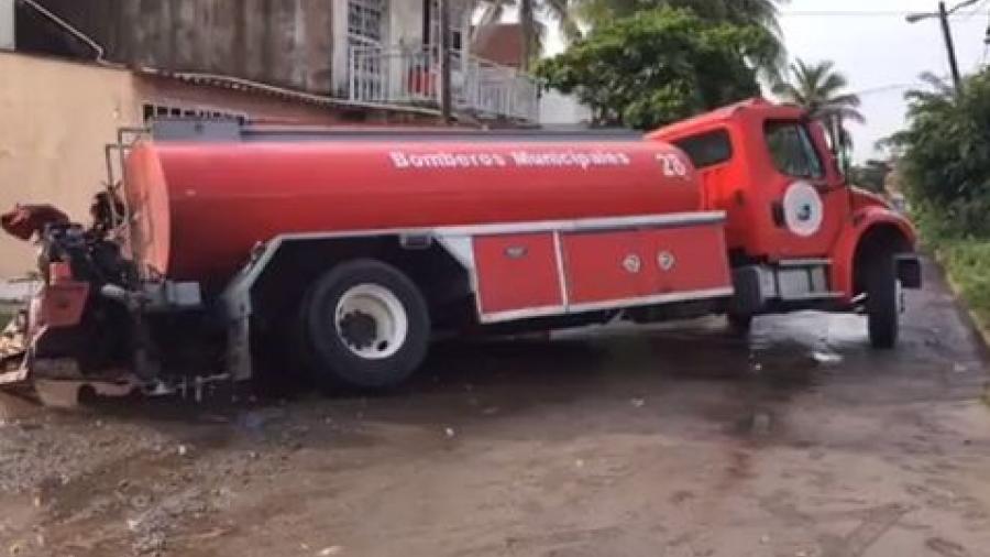 Se atora camión de bomberos en otro socavón de Veracruz