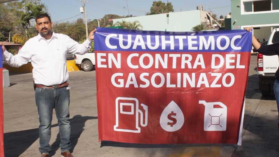Regalan gasolina en Colima por el “gasolinazo”