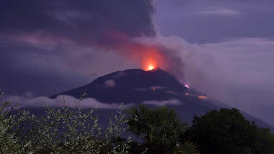 Miles evacuados en Indonesia por erupción del volcán
