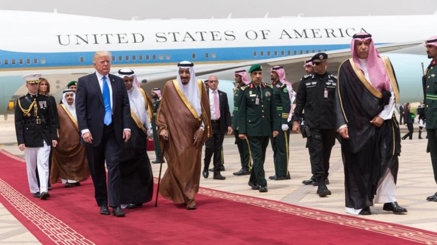 Trump llega a Arabia Saudí en su primera gira internacional
