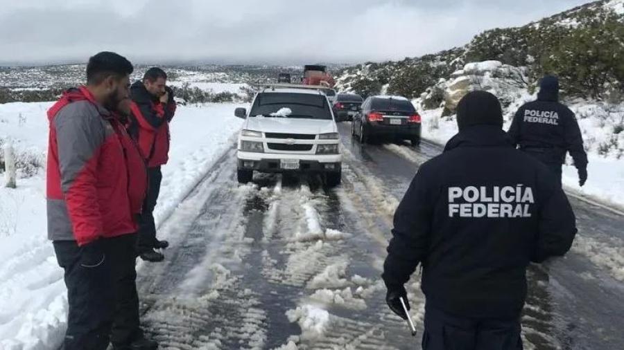 Rescatan a once personas varadas por la nevada en Baja California