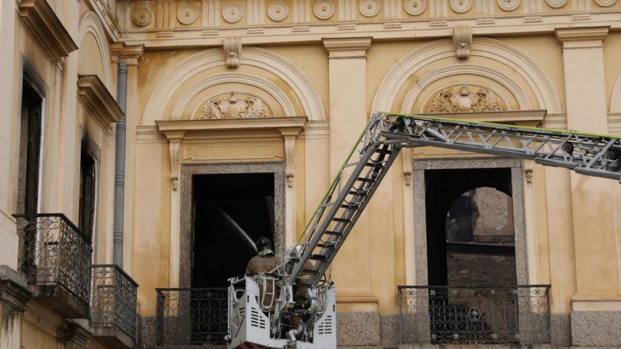 Bomberos verán si se puede "salvar algo" del museo incendiado en Brasil