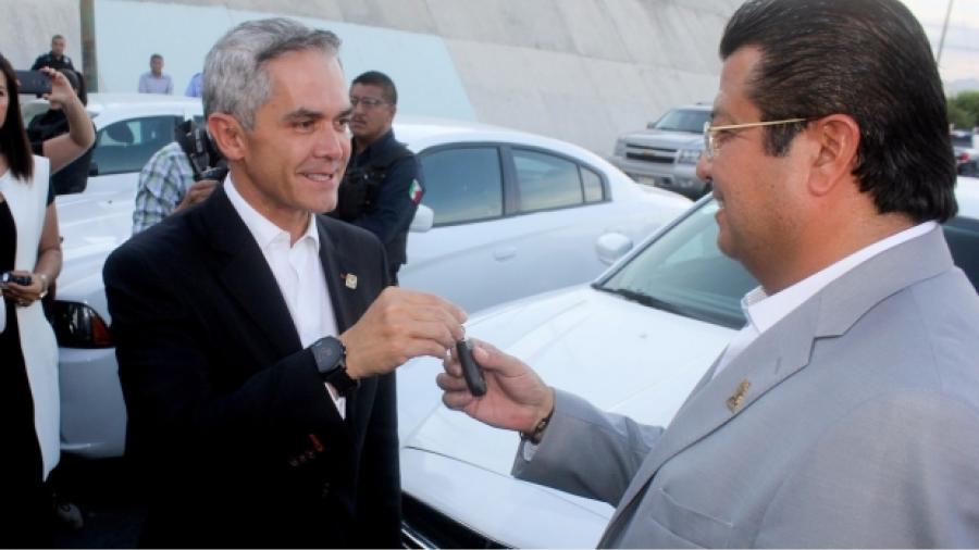 Dona Mancera seis patrullas a Ciudad Juárez