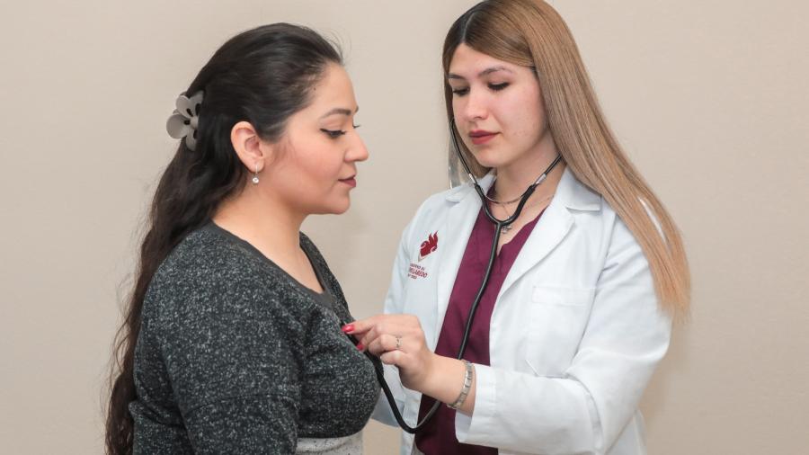 Continúa la campaña de salud para la detección temprana del cáncer de mama en clínicas UNE