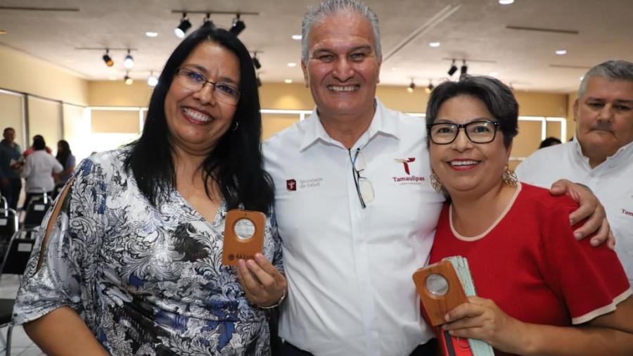 Entregan medallas por hasta 50 años de servicio y uniformes a trabajadores de la Secretaría de Salud