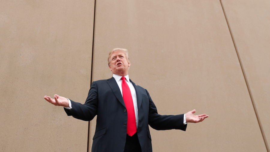 Trump desesperado por recursos para muro: NYT