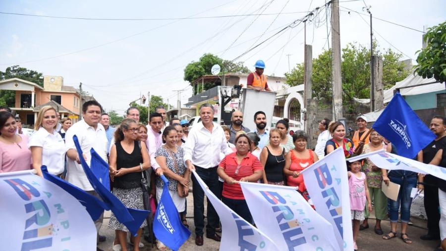 Entrega nuevo paquete de casi 6 mil modernas luminarias cubriendo así el 100% del padrón