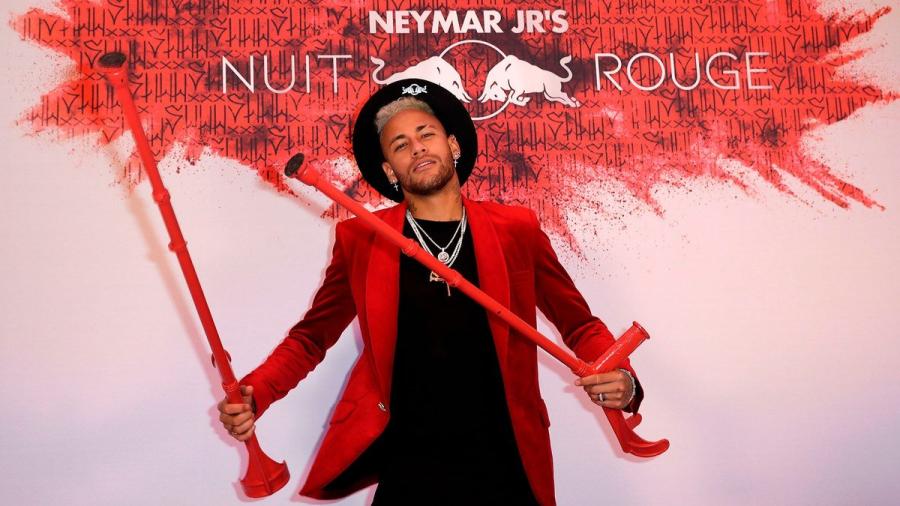 Neymar festeja sus 27 años con muletas 