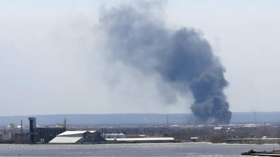 Explota refinaría en Wisconsin, deja 20 heridos