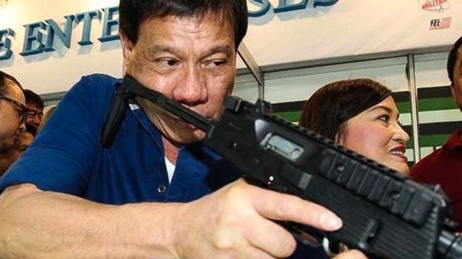 A las mujeres terroristas hay que dispararles en la vagina: Duterte