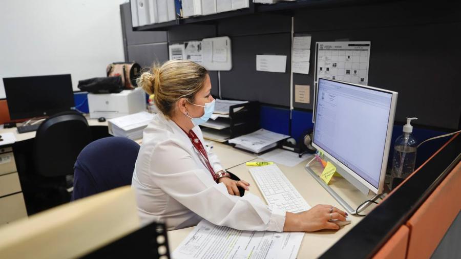 Realiza alcaldesa ajustes en su administración 