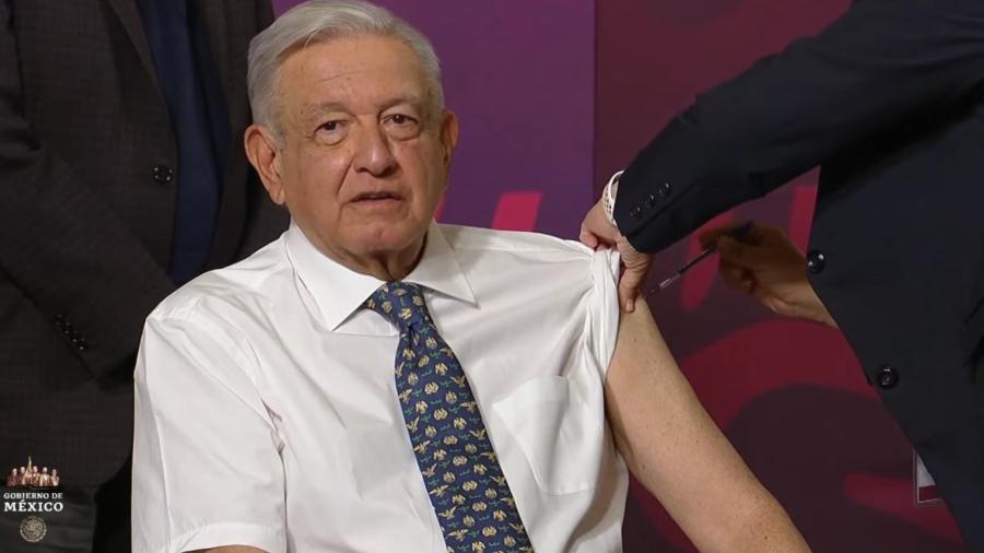 Recibe AMLO vacunas contra covid-19 e influenza