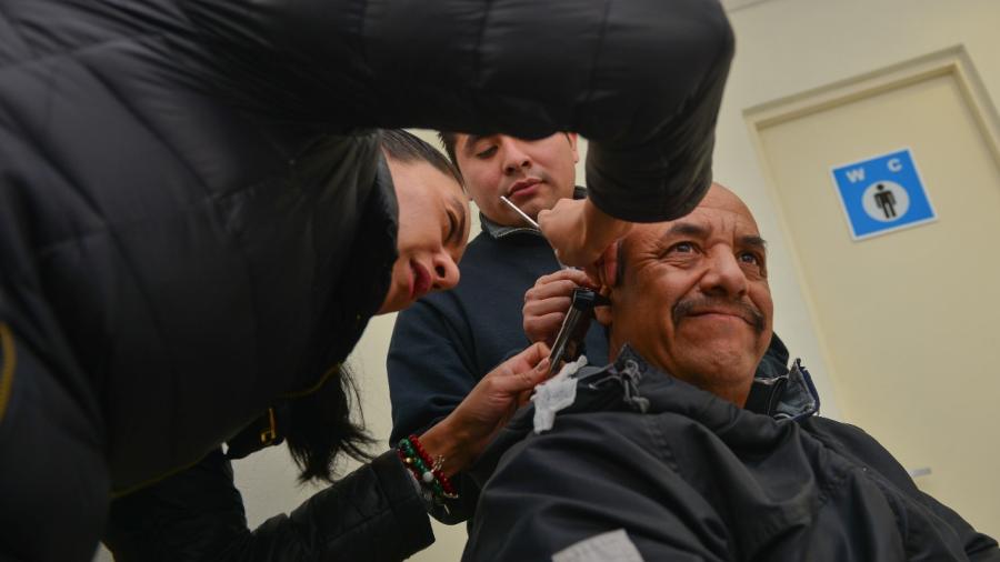 Beneficiaran a neolaredense con aparatos auxiliares auditivos