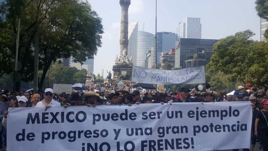Marchan desde el &Aacute;ngel de la Independencia en apoyo al NAIM